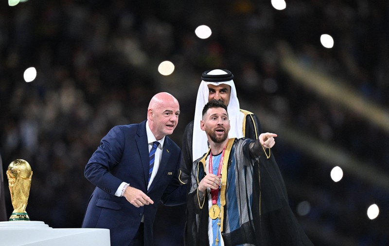 Cât a costat să-i pui lui Messi o haină pe umeri?