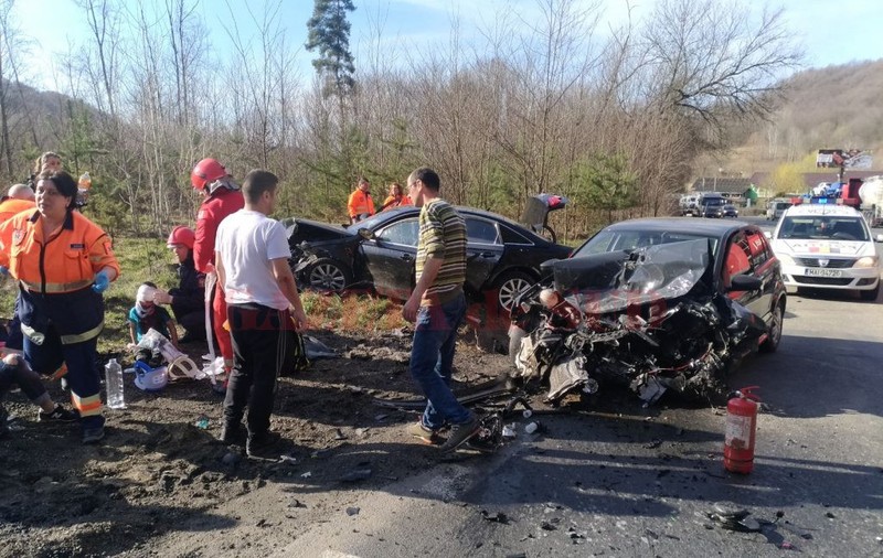 UPDATE/Copilul de 2 ani, aflat în stop cardio-respirator, a murit. Alte 5 persoane au fost rănite, în accidentul din Vâlcea
