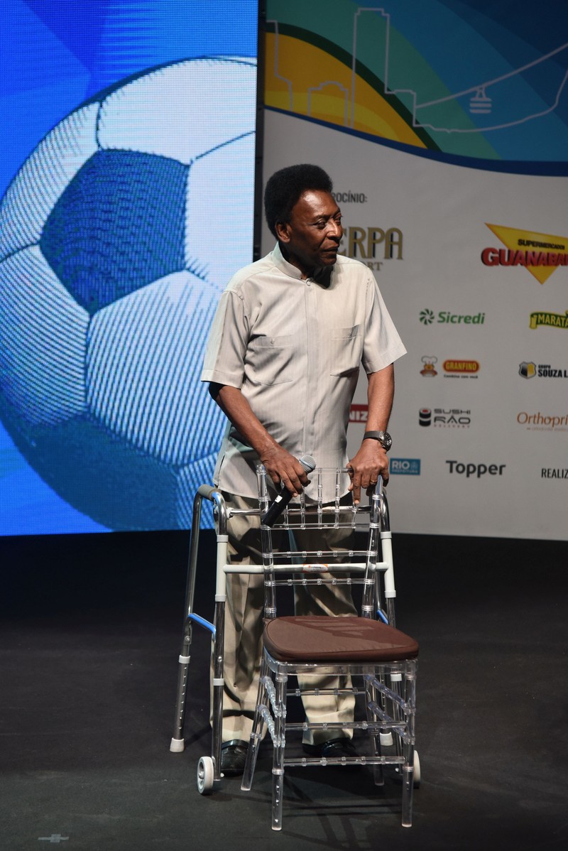 RIO DE JANEIRO, BRAZIL - JANUARY 15: Edson Arantes do Nascimento, known in the World by the nickname of Pele, uses a walker to stand on stage, during the opening event of the 2018 Carioca Football Championship at Cidade das Artes in Rio de Janeiro, Brazil, on January 15, 2018. Pele was named Ambassador of the Carioca Championship, Regional Tournament with clubs of the city. FABI0 TEIXEIRA / Anadolu Agency