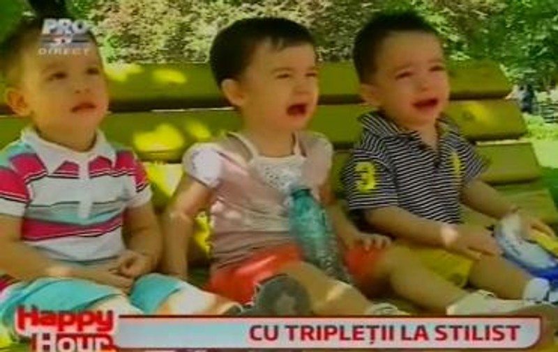 BALAMUC la COAFOR cu TRIPLEȚII lui LUCIU! Vezi cum au URLAT din toți RĂRUNCHII la PRIMUL TUNS, în timp ce mama lor îi PRIVEA ȘI ÎȘI BEA CAFEAUA