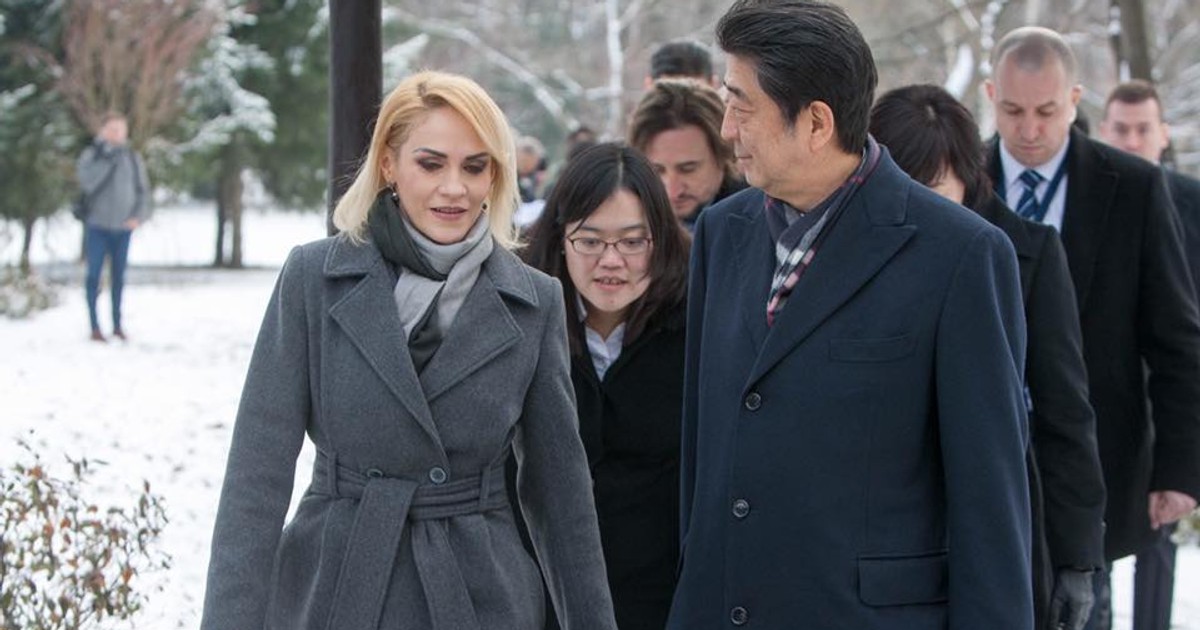 Gabriela Firea, alături de premierul Japoniei Shinzo Abe, în grădina japoneză din Herăstrău