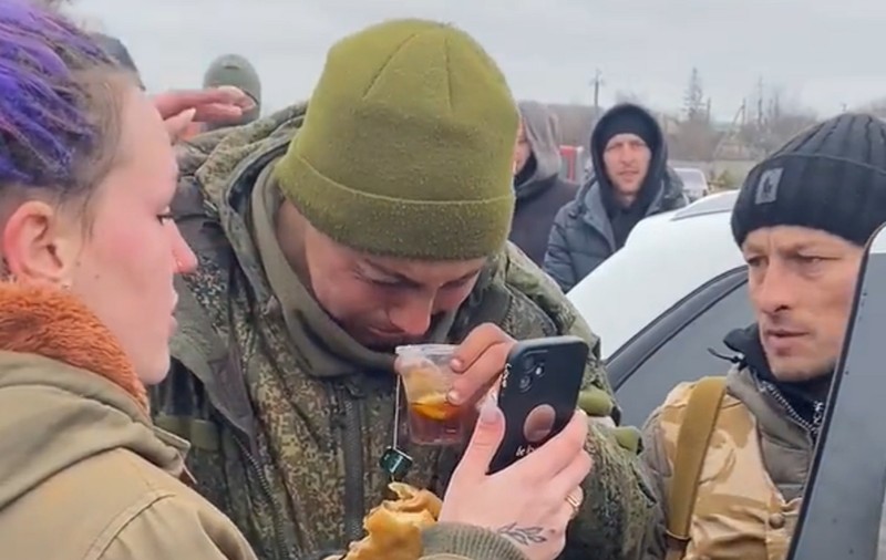 VIDEO | Un soldat rus plânge mușcând din mâncarea oferită de o tânără ucraineancă. Fata a sunat-o pe mama soldatului