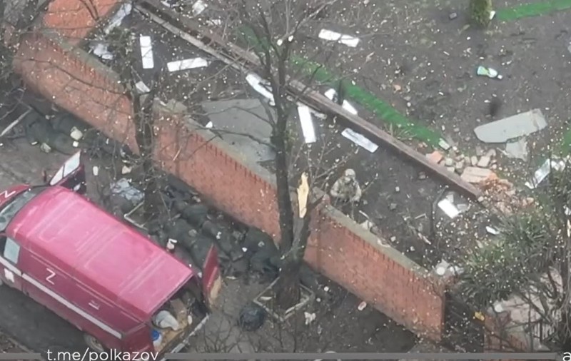 VIDEO| Soldați din Batalionul Azov fără milă față de rușii prinși în ambuscadă, în care aruncă grenade de la câțiva metri