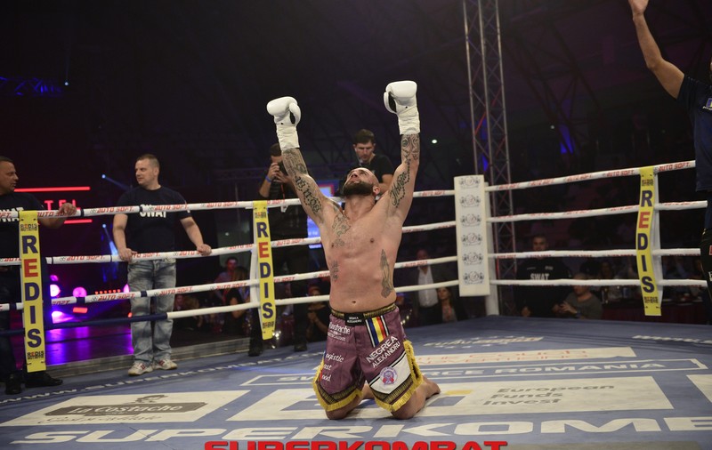 Visa să îi calce pe urme lui Ilie Dumitrescu, l-a avut coleg pe Lucian Bute, iar acum are un nume! Alexandru Negrea, revelaţia anului 2015 în Superkombat
