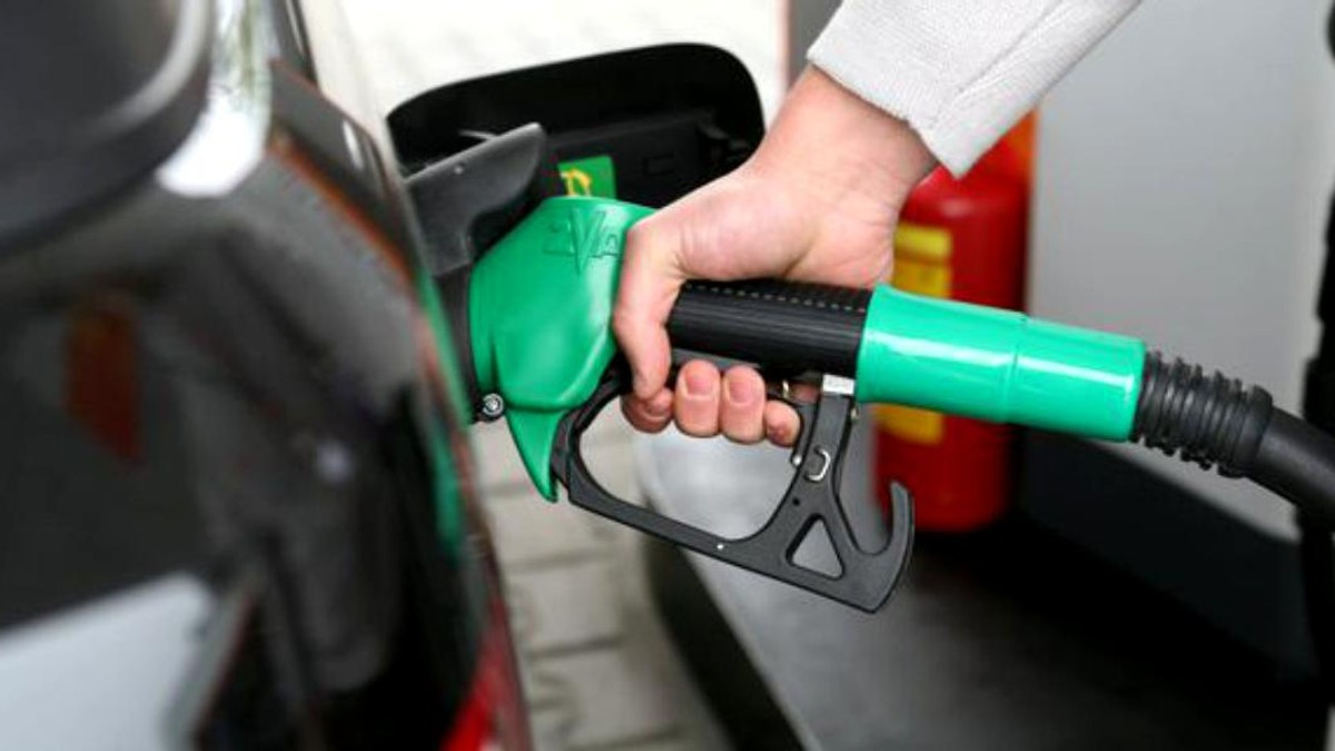 Benzina și motorina s-au scumpit cu 12% de la 1 ianuarie și urmează noi scumpiri, după ce barilul de petrol a ajuns la 80 de dolari. Benzinărie