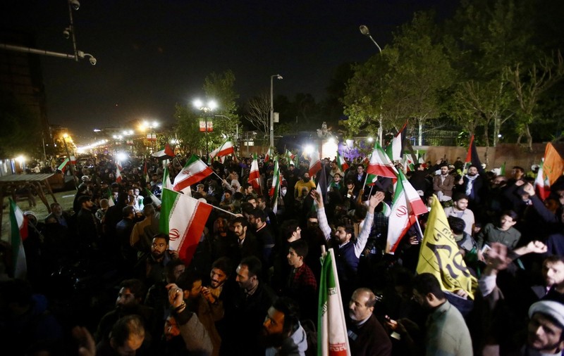 Mii de iranieni au ieșit în stradă să sărbătorească atacul asupra Israelului. Ce au scandat oamenii