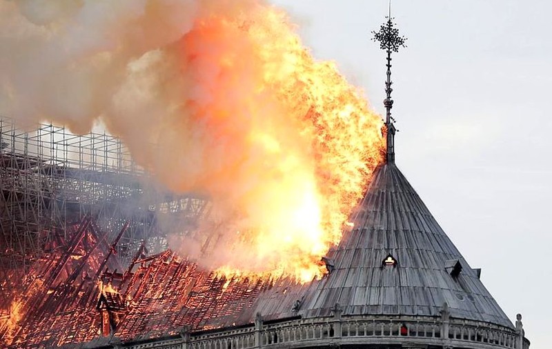 Cât donează Disney pentru reconstrucţia catedralei Notre-Dame. În 1996, compania a încasat 300 de milioane de dolari de pe urma "Cocoșatului de la Notre-Dame"
