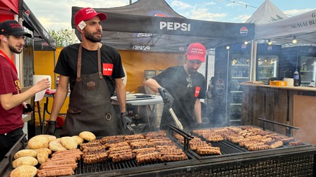 Grătarele au sfârâit la Campionatul Național de Mici din București. Foto: Libertatea
