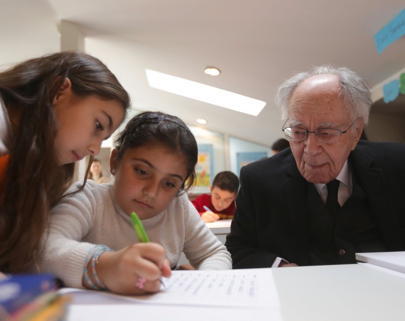 GALERIE FOTO / "Ora de Caligrafie", pentru copiii din familii de refugiaţi. Mihai Șora și Medeea Marinescu, printre invitați