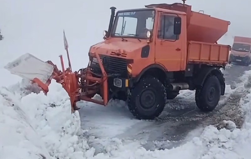 DRDP Craiova: Transalpina rămâne închisă din cauza zăpezii și a viscolului. Stratul a atins 40 de centimetri / VIDEO