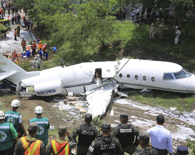 Un avion s-a rupt în două, după ce a ieșit de pe pista de aterizare (FOTO)