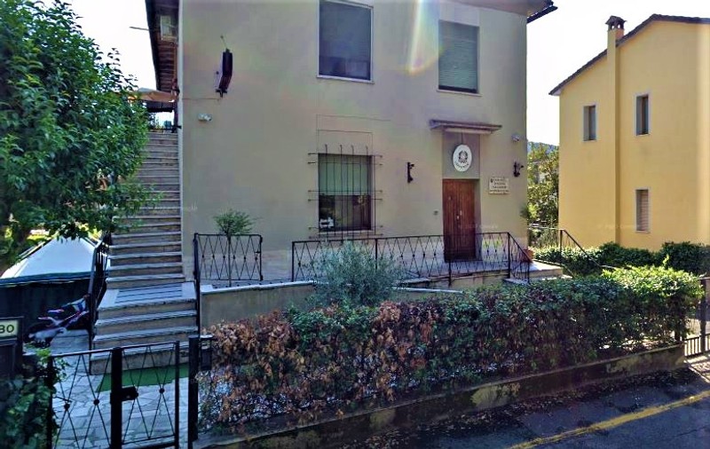 Un hoț surprins în timpul unui jaf a rupt-o la fugă, a sărit un gard și s-a trezit chiar în sediul poliției, în Italia