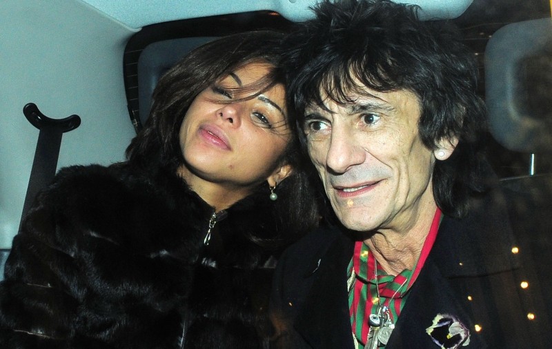 Iubita lui Ronnie Wood, internată de urgenţă după o ceartă cu acesta 