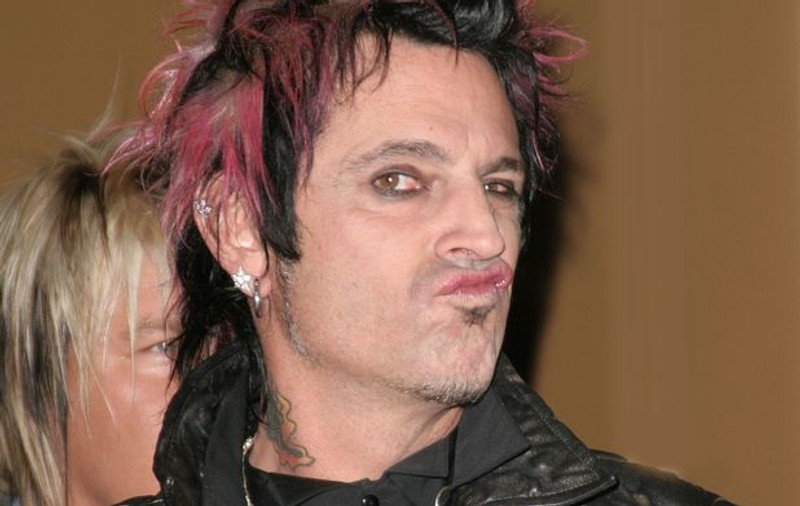 Tommy Lee şi-a dat foc la degete în timpul unui concert