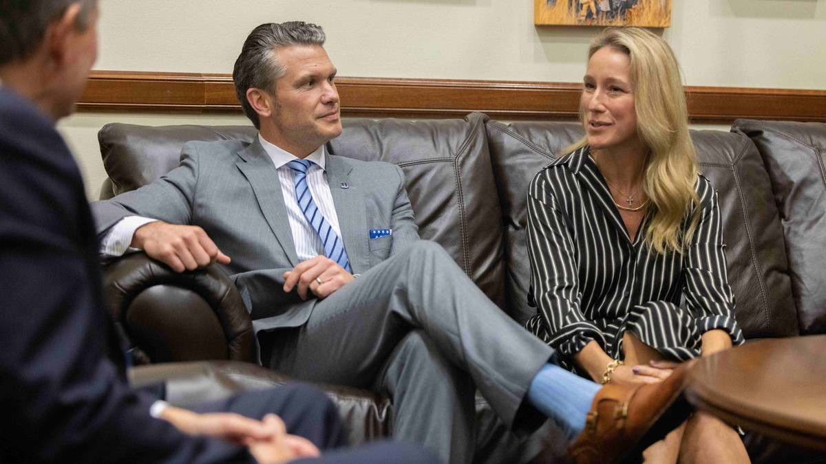 Pete Hegseth (în centru) și soția sa Jennifer la o întâlnire cu un senator republican Foto: Hepta