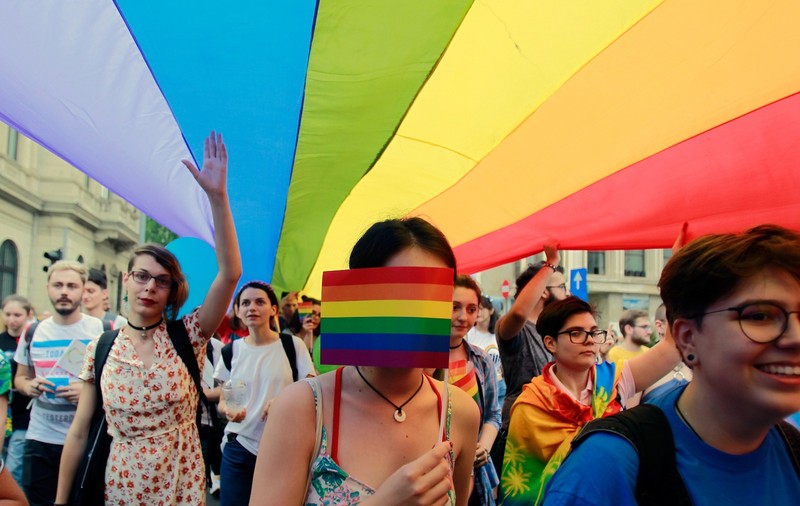 Parteneriatul civil, primul pas în Parlament. Cuplurile LGBT vor avea drepturi egale cu cele căsătorite