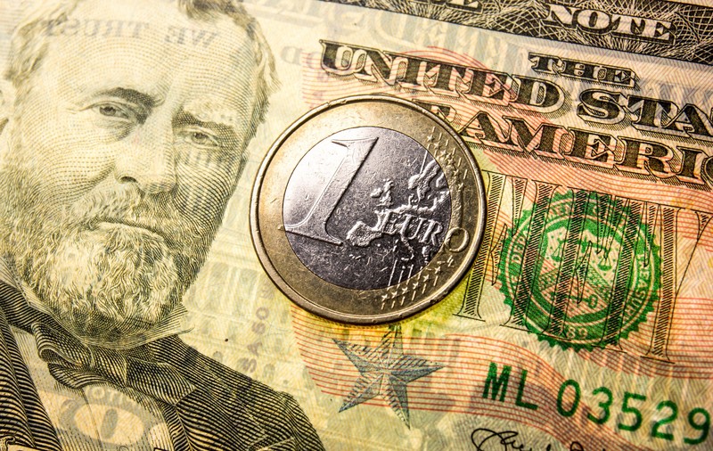 Euro și dolarul american, la aceeași valoare pentru prima dată în ultimii 20 de ani