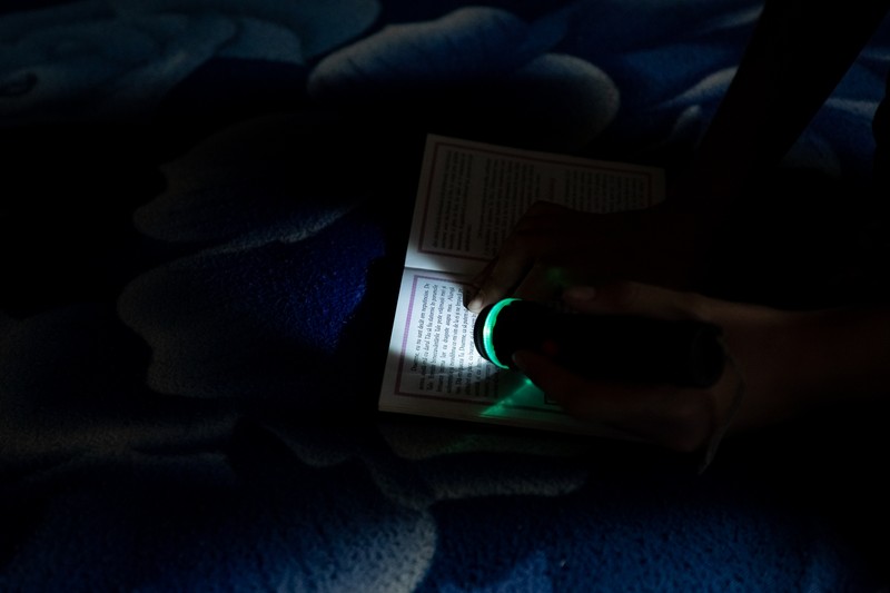 Lanterna o ajută pe Luciana să citească şi să-şi facă lecţiile