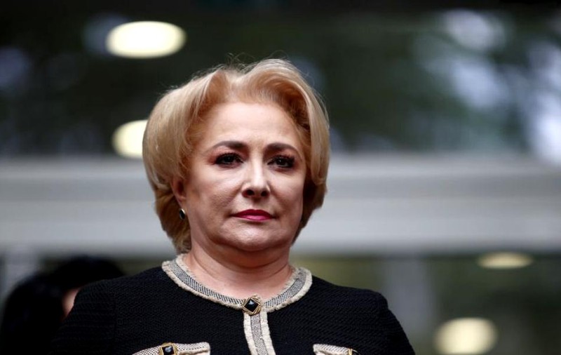 Ce spune Iulia Albu despre ținuta purtată de Viorica Dăncilă la sfințirea Catedralei Mântuirii Neamului. "Nu e necesar să se îmbrace de parcă ar merge cu metroul"