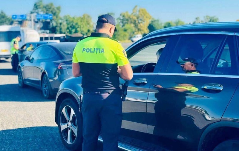 Un tânăr singur în mașină, prins fără permis, le-a spus polițiștilor că nu el era la volan: „Eram în spate, mașina mergea pe autopilot”| VIDEO