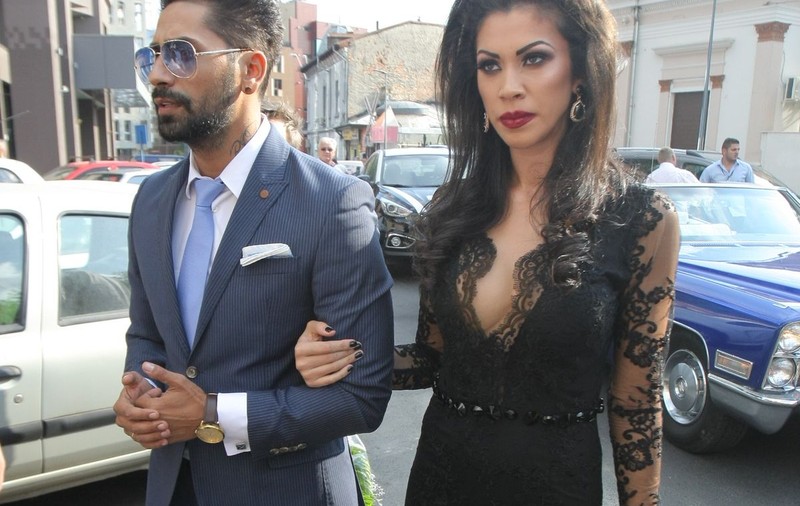 Neagră toată! Uite ce ţinută a ales să poarte Raluca Pastramă, naşa lui Connect-R, la nuntă!