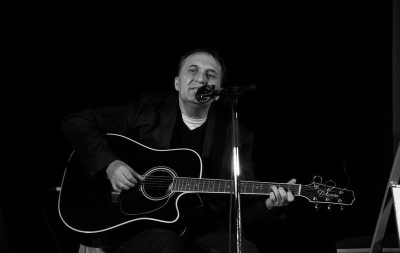 EXCLUSIV | S-au dus vremurile când vindea albume cu milioanele. Mircea Rusu a ajuns la mâna lui Marius Moga