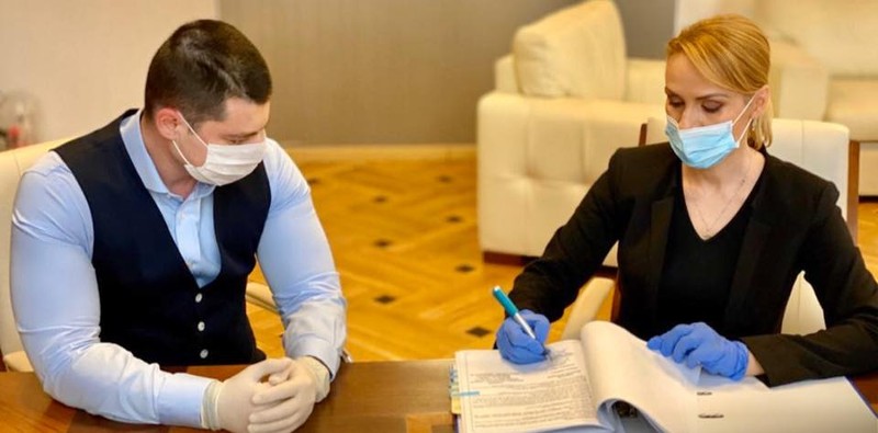 Gabriela Firea a semnat contractul în luna martie a acestui an| Foto: Facebook