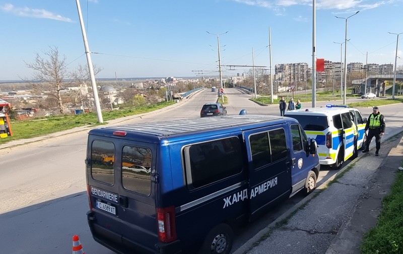 Un șofer de TIR român a încercat să treacă peste polițiștii de frontieră din Ruse cu mastodontul