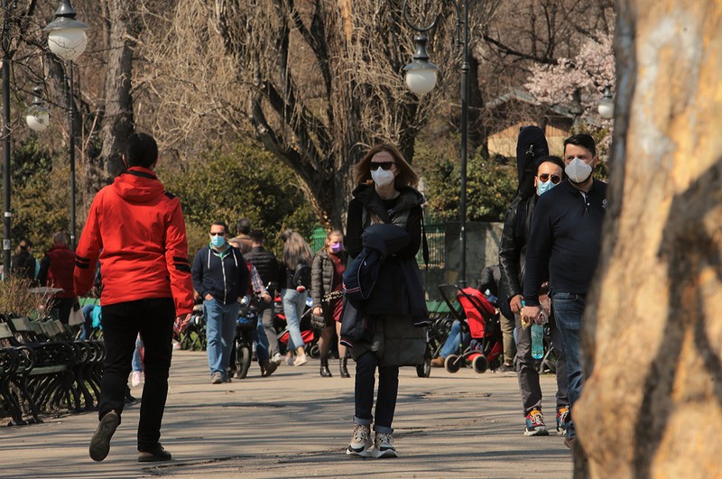 Persoanele cu studii medii și superioare sunt cele care respectă cel mai mult regulile impuse de pandemie. Foto: Dumitru Angelescu