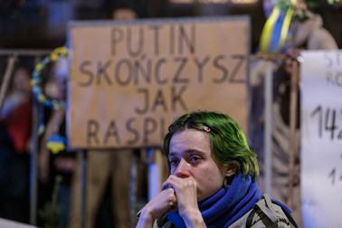 Fată plângând în fața unui panou cu Putin, vei sfârși ca Rasputin