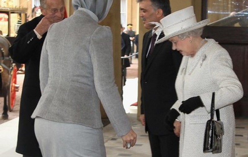 Ai grijă la scări, dragă! Regina Marii Britanii, șocată de tocurile Primei Doamne a Turciei | Foto