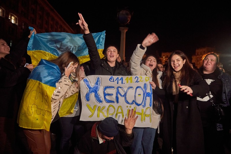 Ucrainenii au sărbătorit în stradă eliberarea Hersonului | Foto: Profimedia