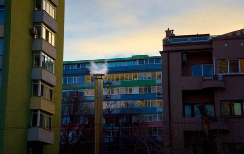 București, România 7 ianuarie 2025  Emisii de la un coș de fum înalt între blocuri de apartamente din București
