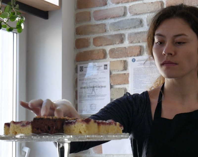 VIDEO / Din orfelinat, la primul job. Un hostel și o cafenea din București au angajat tineri ieșiți din centrele de plasament