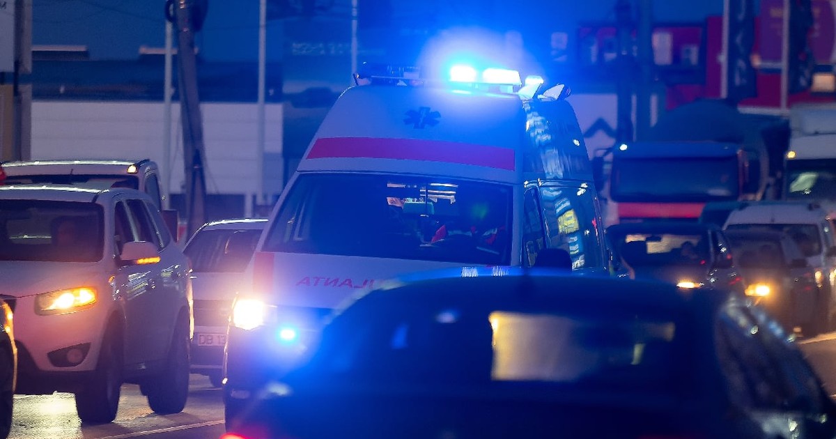 16 ianuarie 2024: O ambulanță străbate cu viteză traficul aglomerat în timpul unei manifestații a transportatorilor și fermierilor români din Afumați, la 12 km nord de București.