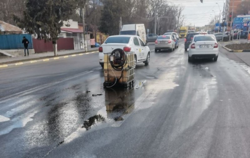A cumpărat 1.000 de litri de motorină, dar la ieșire din benzinărie rezervorul de plastic s-a răsturnat pe șosea