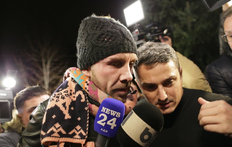 FOTO& VIDEO | Medicul fals Matteo Politi a fost reținut pentru 24 de ore. Primele imagini cu italianul, escortat de polițiști