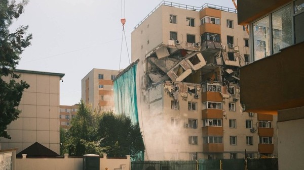 A început demolarea blocului din Rahova care a explodat anul trecut. Sursă foto: Facebook /Ionuț Petianu.