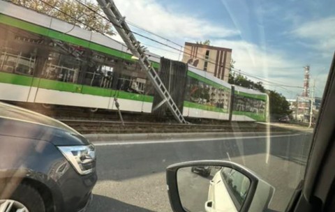 Un tramvai a deraiat de pe șine pe Valea Cascadelor din București. 4 oameni au ajuns la spital