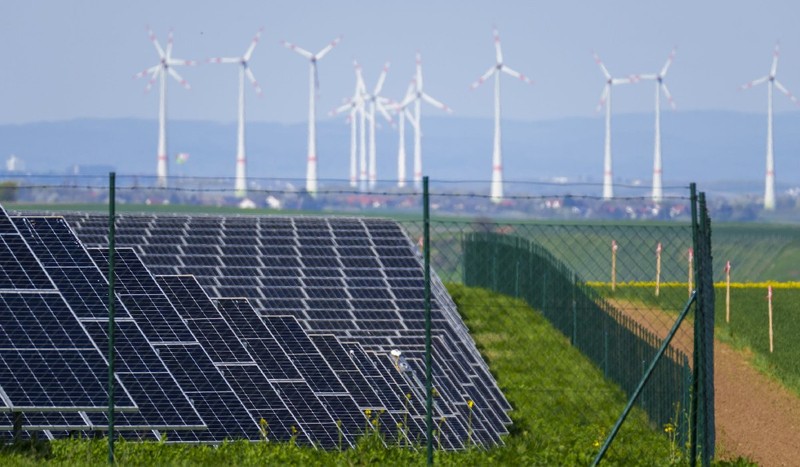 Premierul Ilie Bolojan spune că proiectele de energie regenerabilă s-au adunat doar pe hârtie și nu au fost făcute în realitate. Foto: Hepta