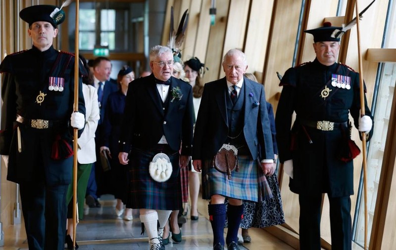Regele Charles al III-lea, alături de Kenneth Gibson, președintele Parlamentului Scoției, la deschiderea celei de-a șaptea sesiuni a legislativului scoțian, pe 27 iunie 2026, la Edinburgh. Sursă foto: Getty Images