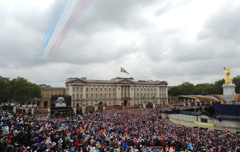 BAT CLOPOTE DE NUNTĂ LA BUCKINGHAM? După 17 ANI DE LA DIVORŢ, se gândesc SĂ SE RECĂSĂTOREASCĂ