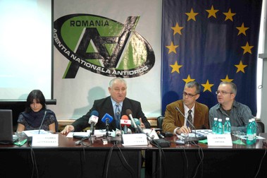 Pavel Abraham (centru) vorbește la o conferință de presă, în 2008. Alex Micsik / Agerpres foto