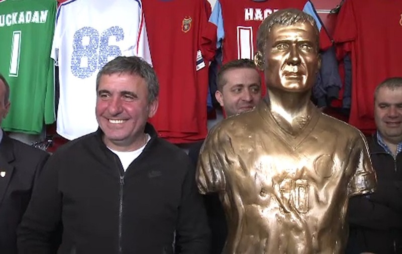 Și, totuși, i-au făcut STATUIE!!! Gică Hagi s-a răzgândit, după 17 ani. ^În 1998: ”Trebuie să ne faceți statuie”. În 2015: ”Nu vreau statuie. Sunt legendă!” / VIDEO