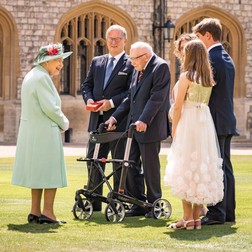 Regina Elisabeta a fost foarte jovială cu veteranul Tom Moore și cu familia acestuia | FOTO: Instagram / Royal Family