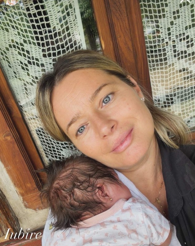 Imagine emoționantă cu Laura Cosoi și Nina, cea de-a cincea fetiță a vedetei. Familia se pregătește de botez. „Iubire”