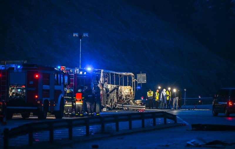 Primele imagini cu autocarul ars în care au murit cel puțin 45 de oameni, în Bulgaria: „Oamenii sunt înghesuiți acolo, carbonizați”