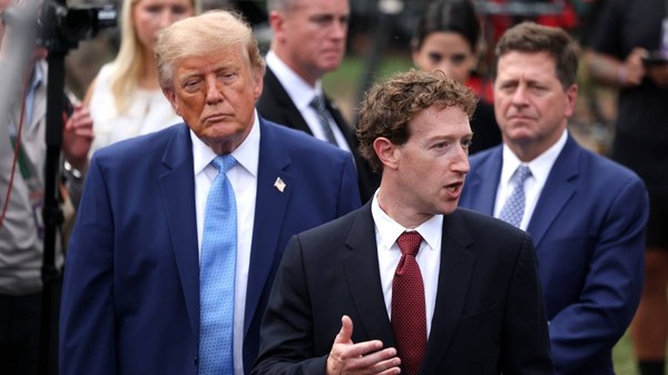 Mark Zuckerberg, la stânga lui Donald Trump în timpul unei întâlniri a „Super Inteligenței” care a avut loc la Casa Albă.