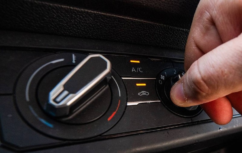 Temperaturile trec de 35 de grade, mașina fierbe: obiectele care explodează sau devin toxice dacă rămân în autoturism