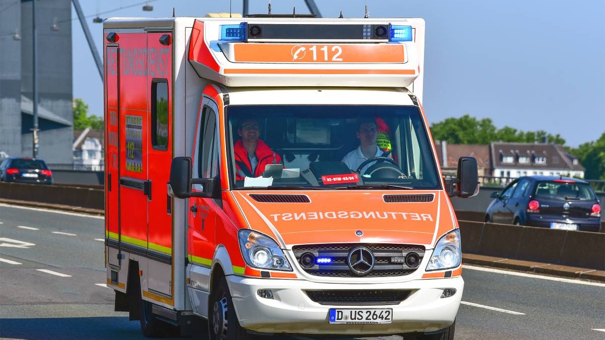 O ambulanță nemțească în timp ce se întreaptă spre locul unui accident de pe o șosea din Germania, are girofarurile pornite